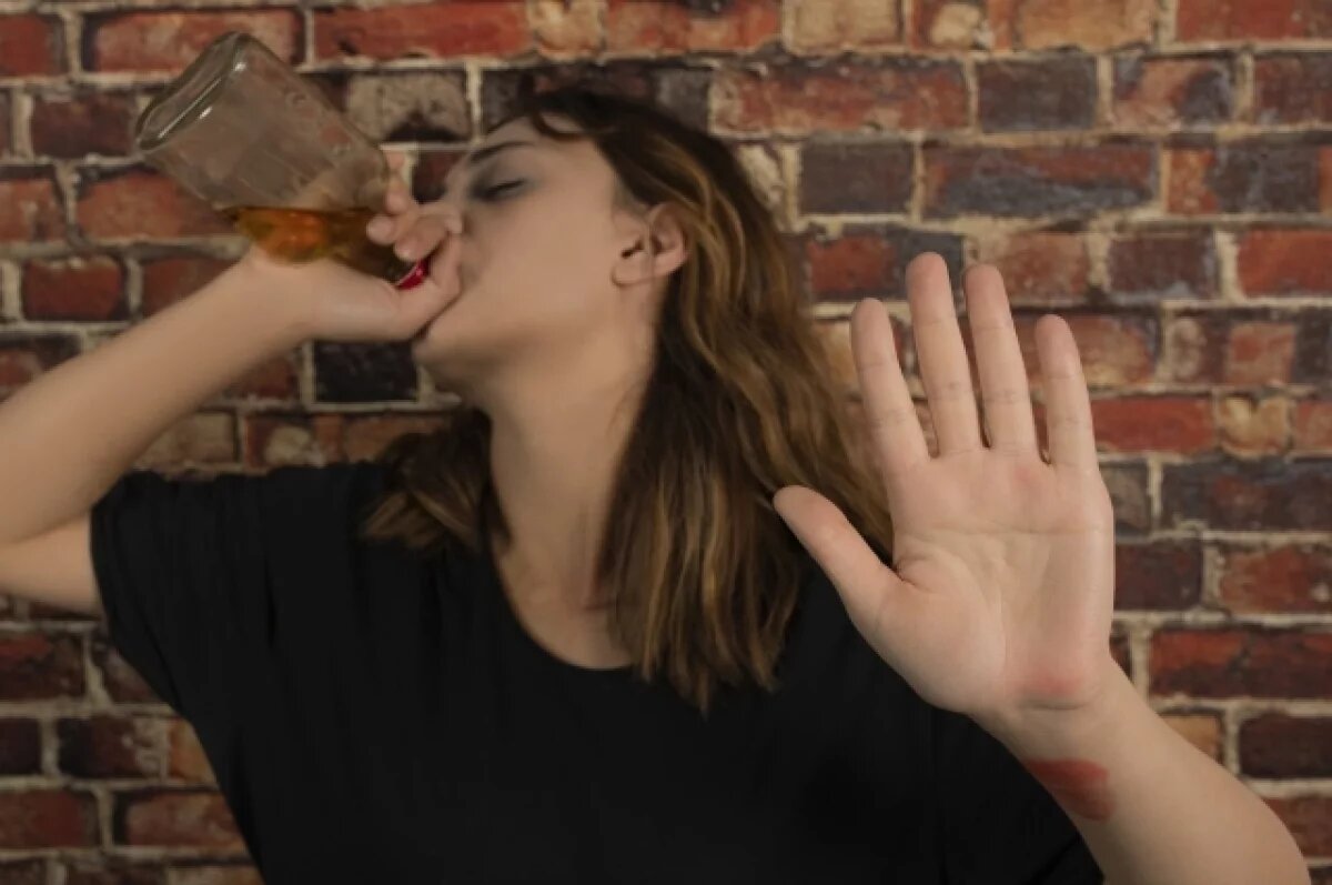    Две нетрезвые дамы закидали камнями супружескую пару, угрожая расправой