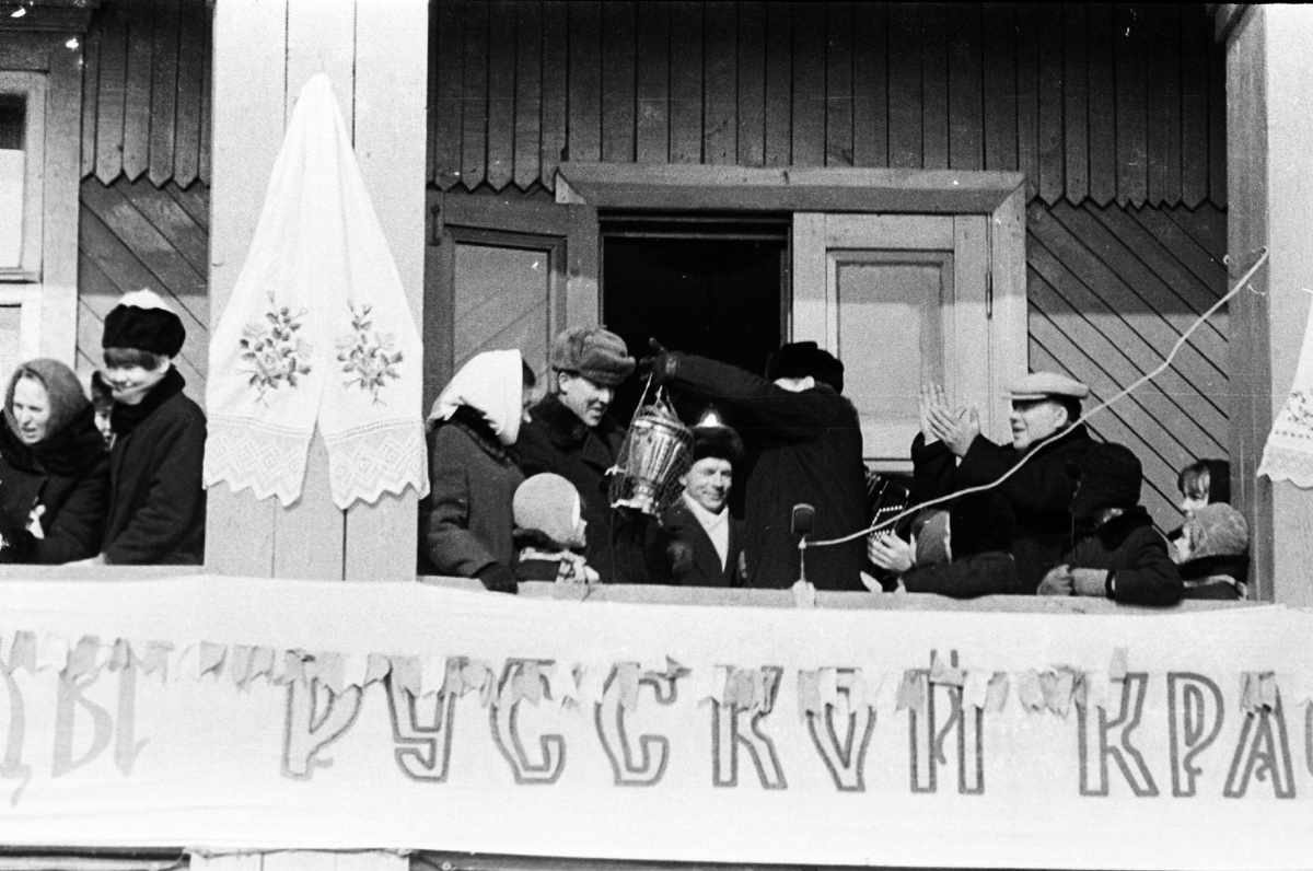 Победитель получает приз