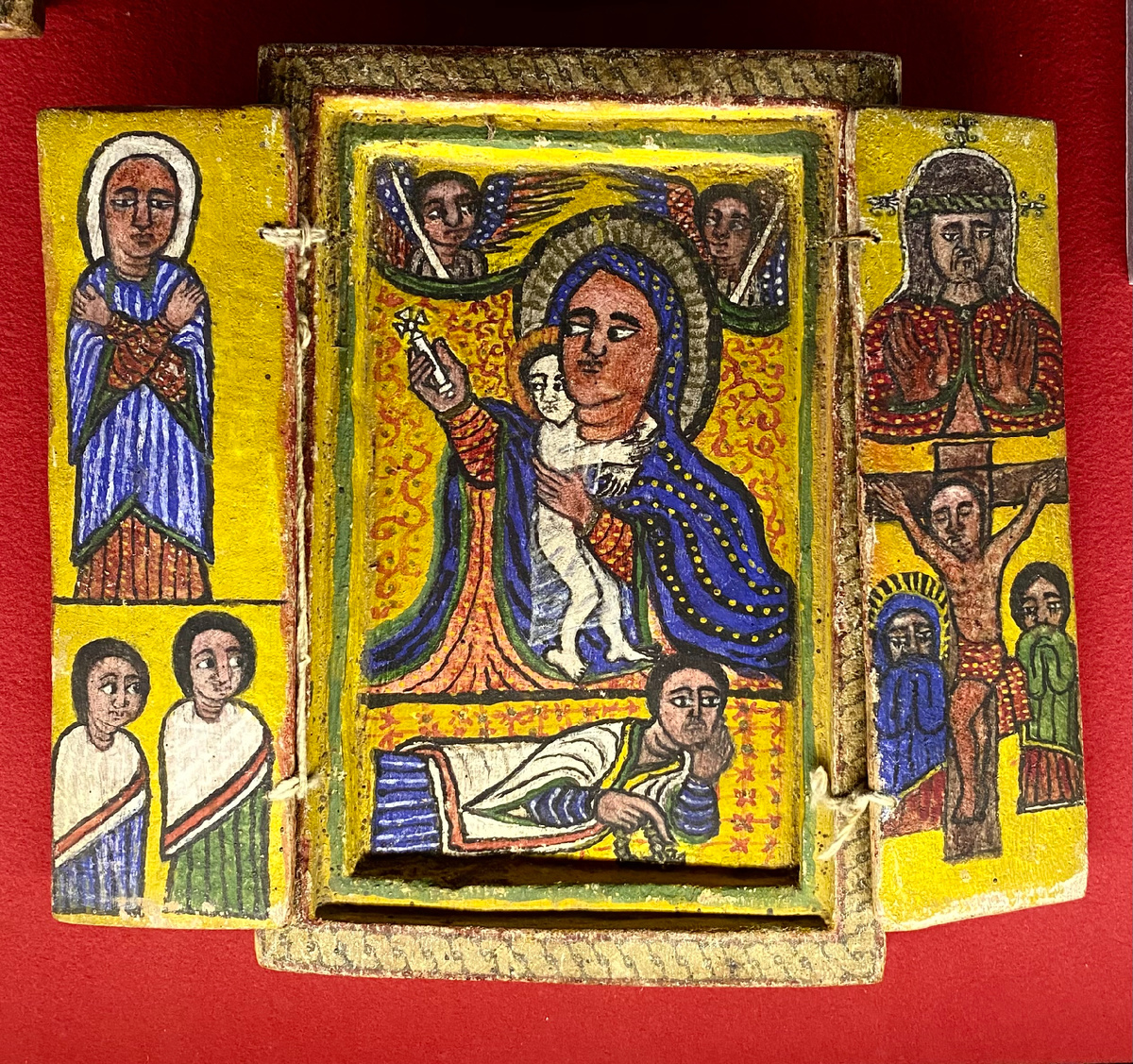 В африканских государствах основными религиями обычно являются Ислам и направления Христианства: католицизм и протестантизм. Однако, Эфиопия выделяется среди остальных стран на континенте, поскольку эфиопы — православные христиане! Христианство укоренилось в Эфиопии с I столетия нашей эры: случилось это благодаря миссионерской деятельности апостола Филиппа, который обратил в веру слугу местной царицы. Затем, в III столетии, в Эфиопию прибыли сирийские монахи, изгнанные из Римской империи: они стали известны как «Десять святых» и укрепили христианские традиции в регионе.