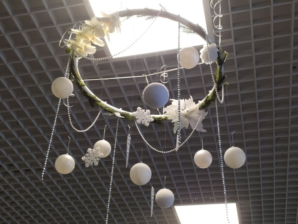 Эту штукенцию мы в классным руководителем и нашими детьми клеили в ночи. Причем каркасы прям специально варил ее муж. Ну чтоб понимать уровень ее вовлеченности в процесс. 