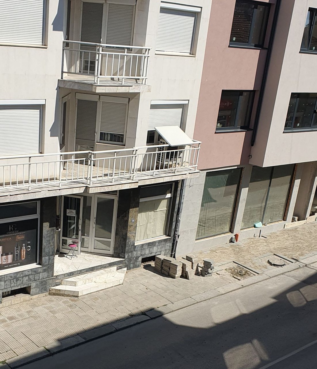 Тот самый тротуар.