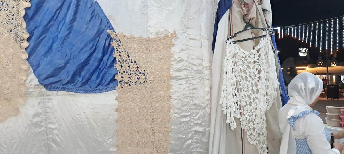 Больше всего мне понравилась эта белая шаль - справа. Но как ее носить? 