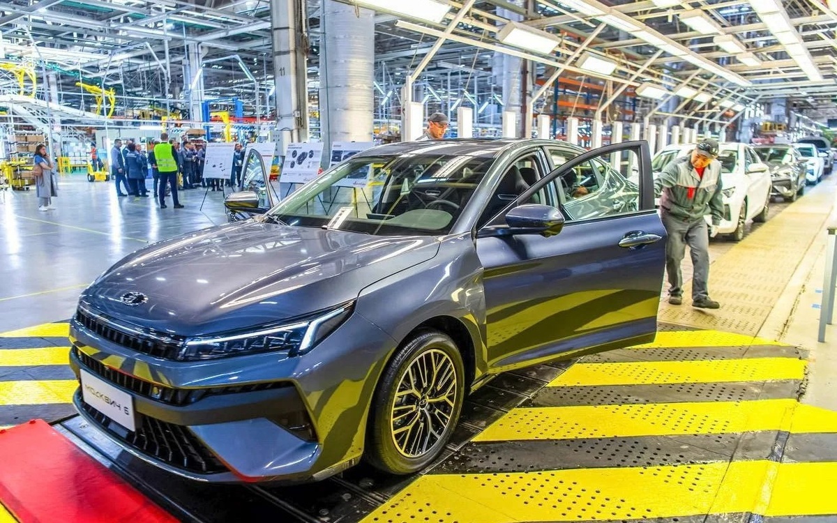 Напомним, 1 августа текущего года в России состоялась премьера новой модели бренда «Москвич» – семиместного кроссовера с индексом «8». Сообщается, что новинка уже к концу текущего года встанет на конвейер, также начнутся продажи новой модели.