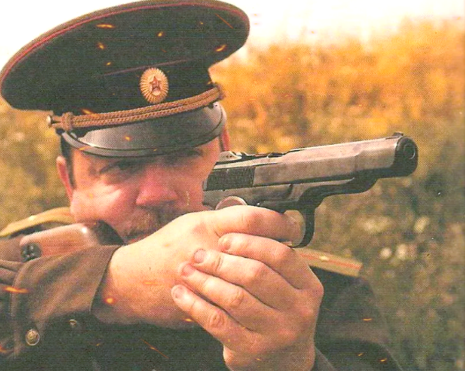 Стечкин в руках советского служащего