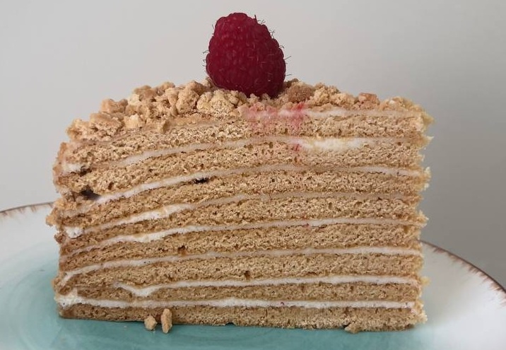 Вот такой торт я собрала из этих коржей сделанных на сковородке и какие они в разрезе вы можете увидеть на этом фото.