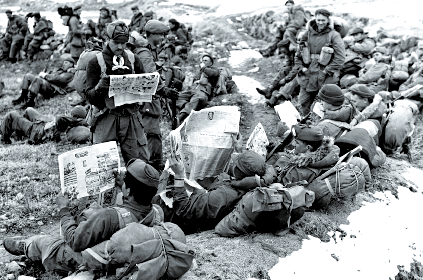 Канадские солдаты читают газеты перед наступлением на позиции китайской армии в Корее, 29 февраля 1951 г.