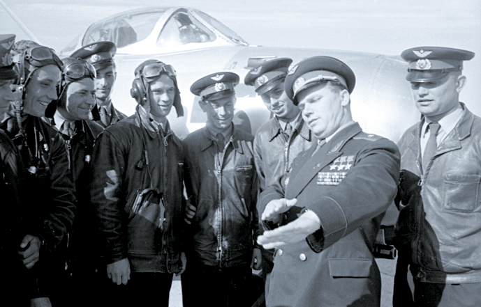 Иван Никитович Кожедуб проводит предполётный инструктаж.