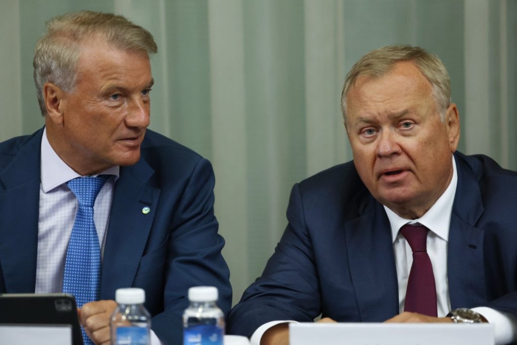    Президент, председатель правления Сбербанка Герман Греф (слева) и председатель правления Банка ВТБ Андрей Костин. Дмитрий Астахов / POOL
