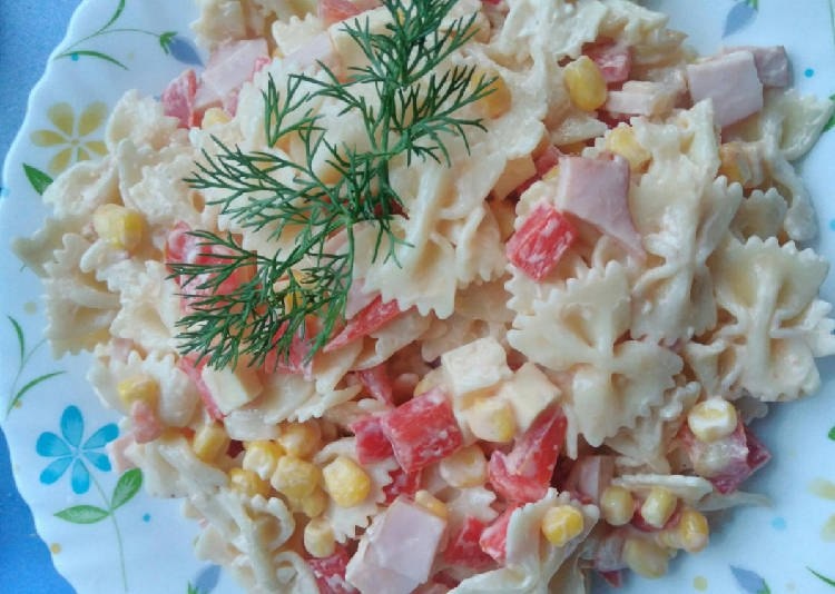 Салат с ветчиной, сыром и овощами