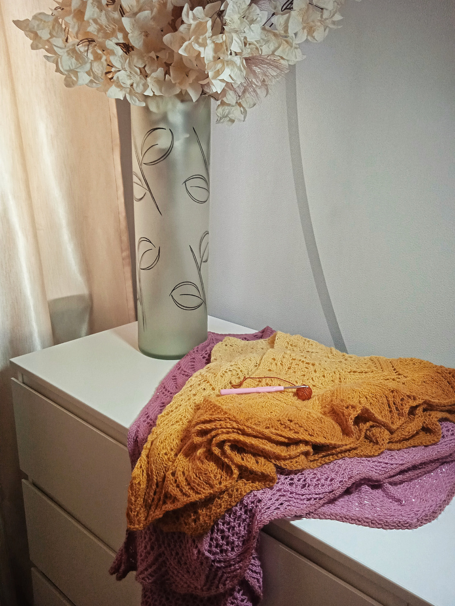 Шали ручной работы, выполненные моей мамой. Бытует мнение, что вещи, связанные вручную гораздо теплее, поскольку согревают любовью, с которой они были изготовлены.