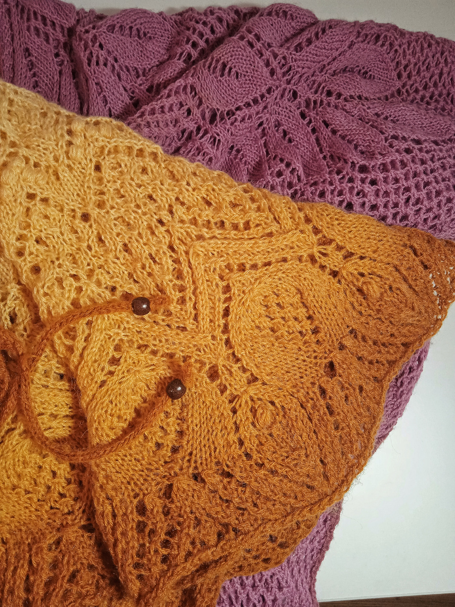 У шали поменьше есть шнурочки. Для чего они нужны вы вскоре узнаете.