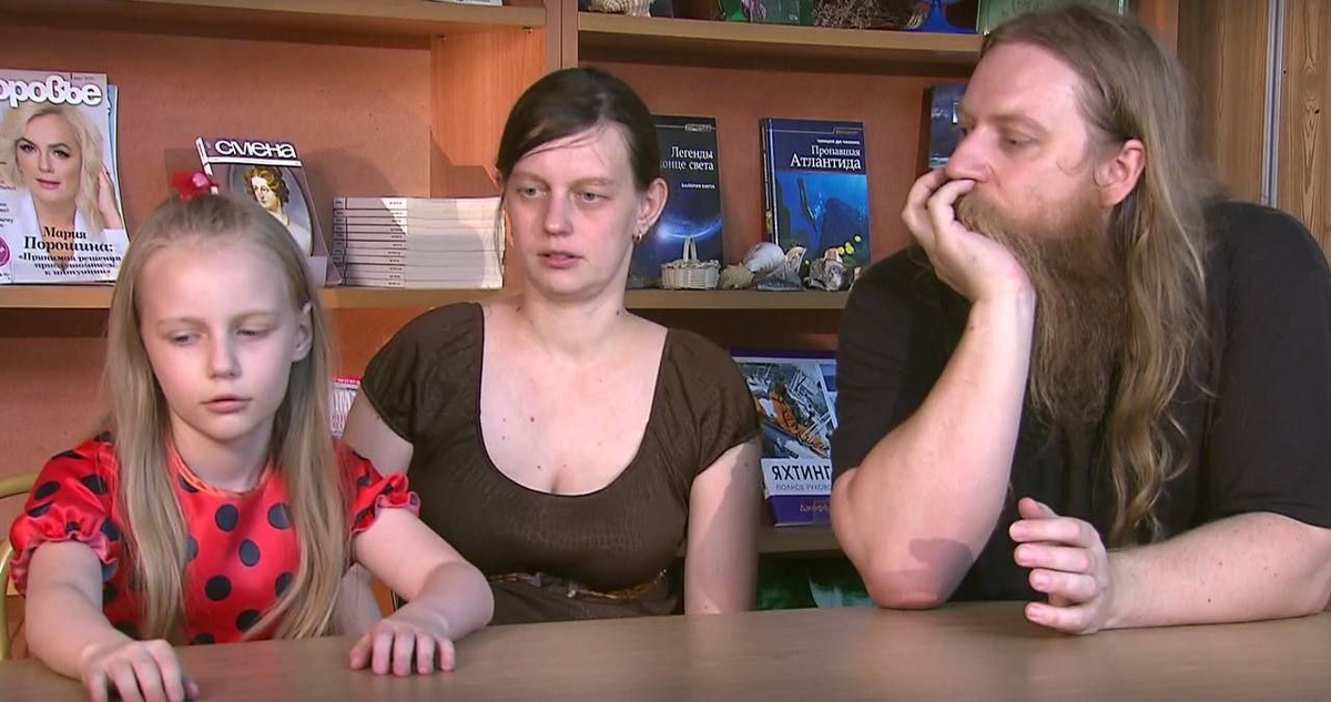 Евгений Тепляков с женой Натальей и дочкой Алисой