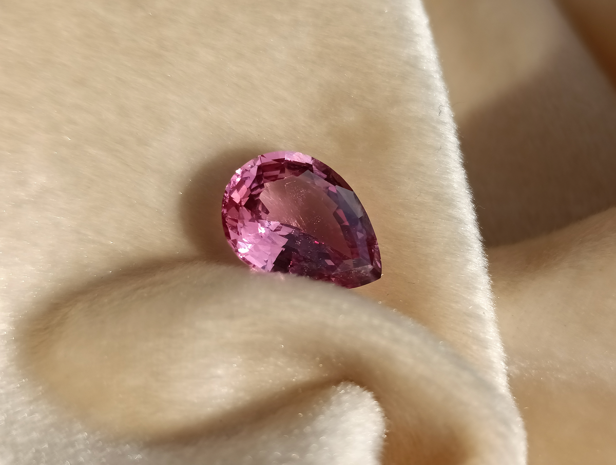 Розовая памирская шпинель в огранке груша 5,94 ct. Чистота VVS