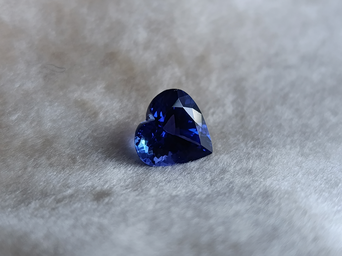 Танзанит в огранке сердце 4.78 ct. 