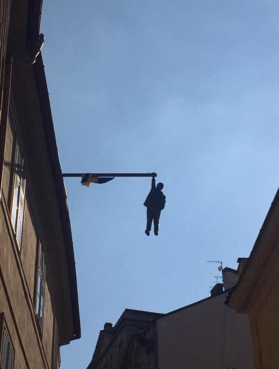 Флаг рядом с висячим Фрейдом.