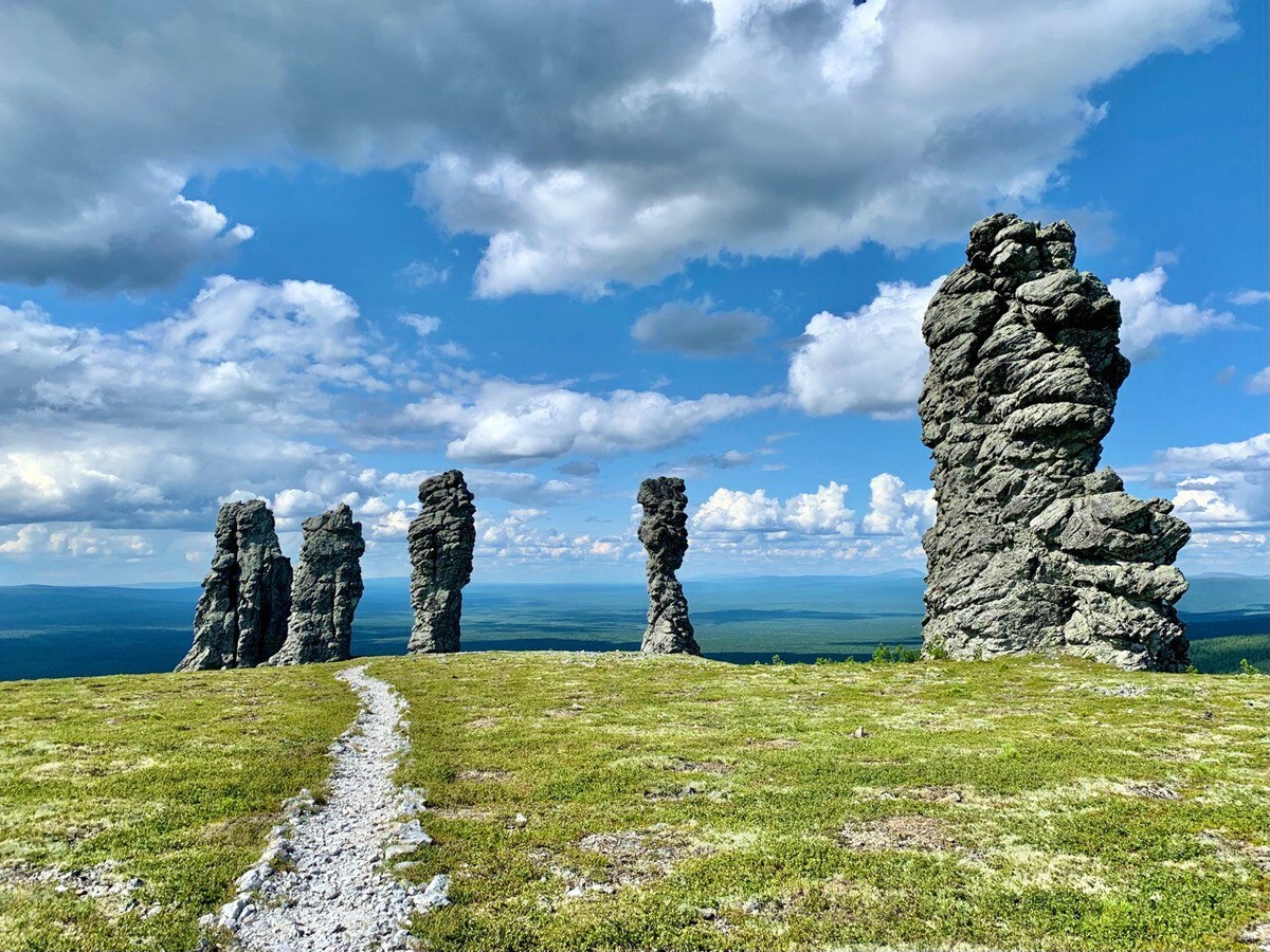Кому-то они покажутся пальцами великана, который из горы пытается дотянуться до неба. Фото: Syktyvkaretz / Wikimedia