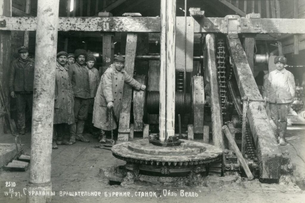    Специалисты нефтепромысла у станка вращательного бурения. Сураханы, 1927 год. Фото Российского этнографического музея