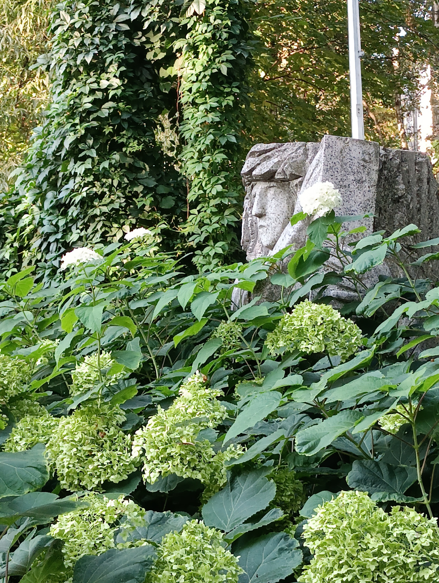 Статуя Гомера в саду школы для незрячих. 