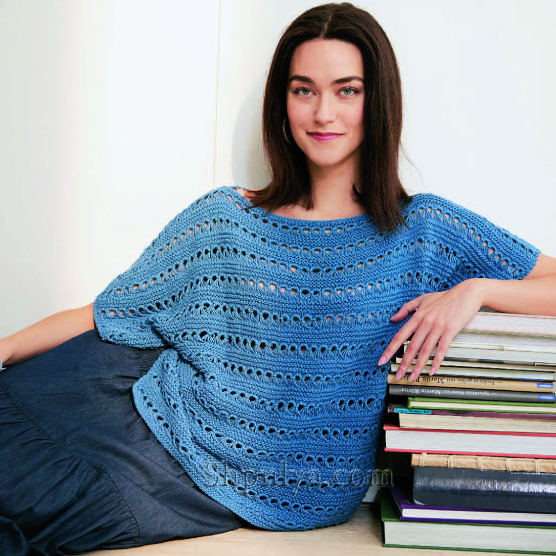 Пуловер с удлиненной линией плеч и боковыми разрезами