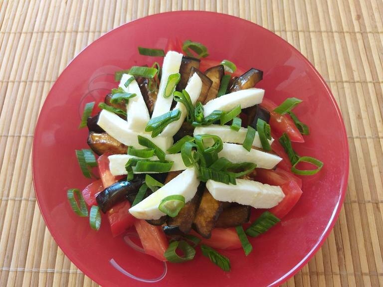 Салат с баклажанами, помидорами и сыром