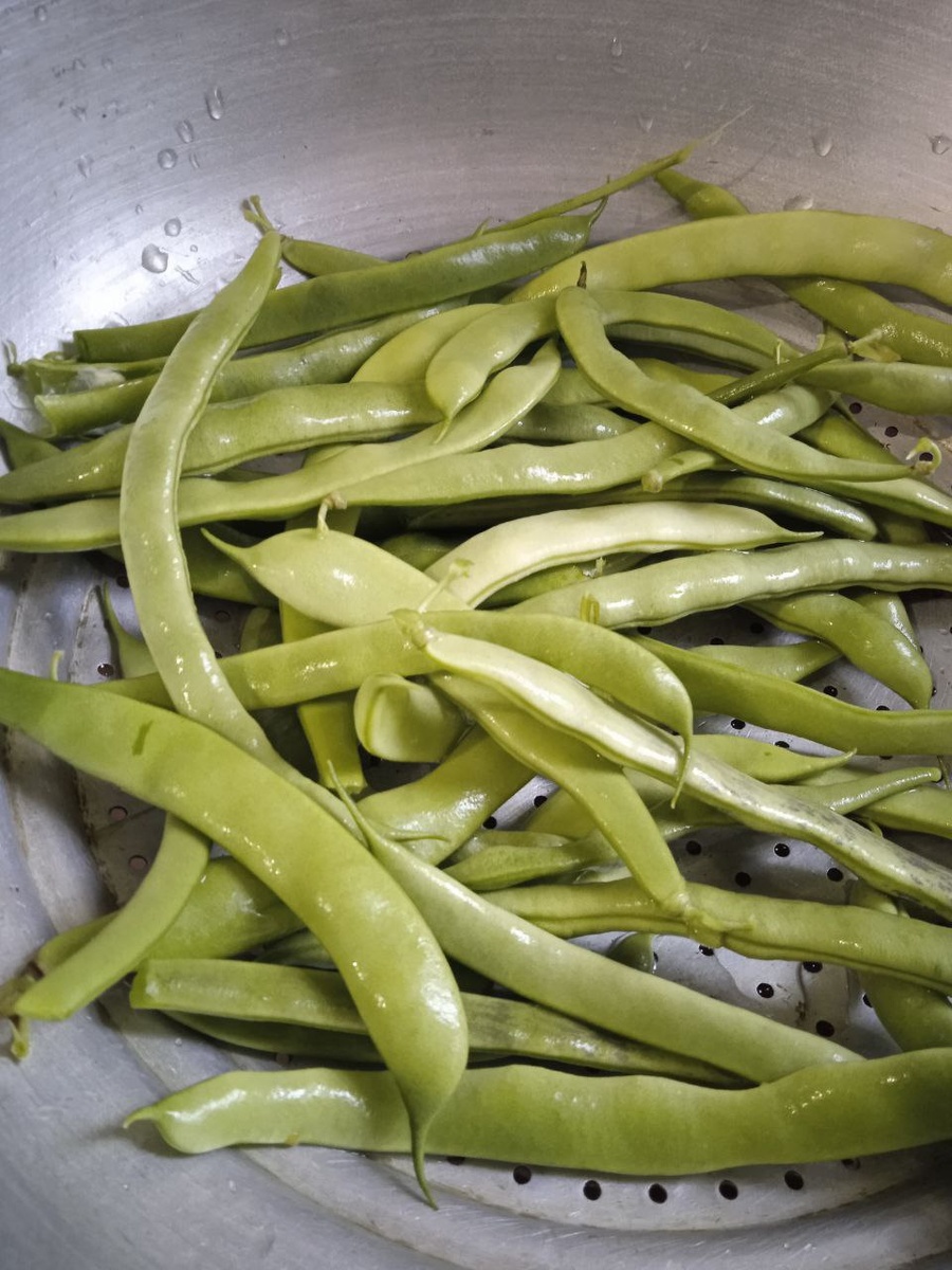 Часть фасоли потушила с курицей и овощами, остальное хочу завтра с яйцами разжарить. 