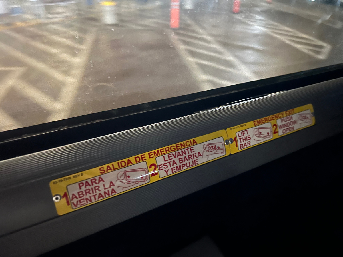 Надпись в автобусе на двух языках. Фотография из личного архива. 