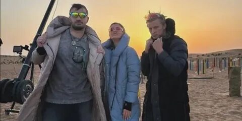 Испытания в дубае возвращение. Испытания в дубае возвращение. Шоу выжить в дубае. Испытания в дубае возвращение. Выжить в дубае в зеленых футболках.