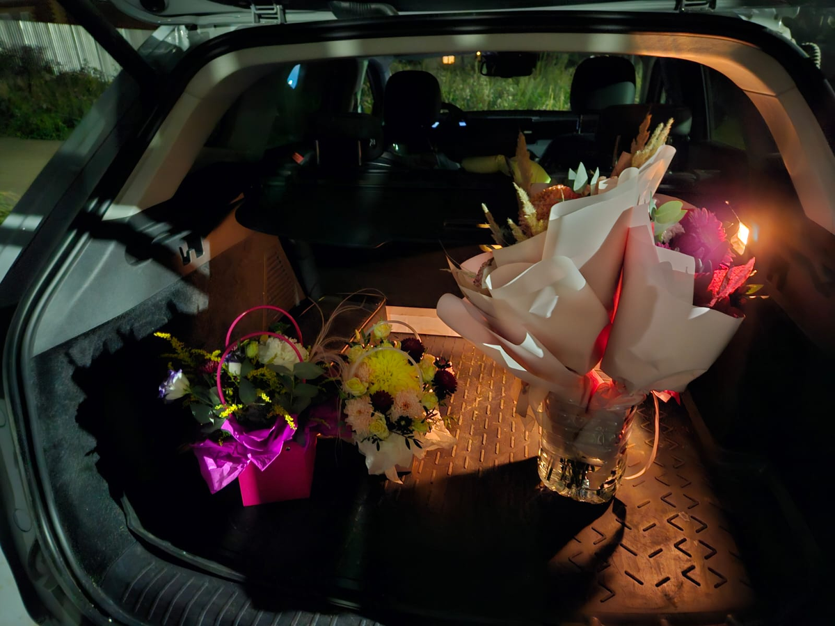 Цветы ждут своего часа в машине