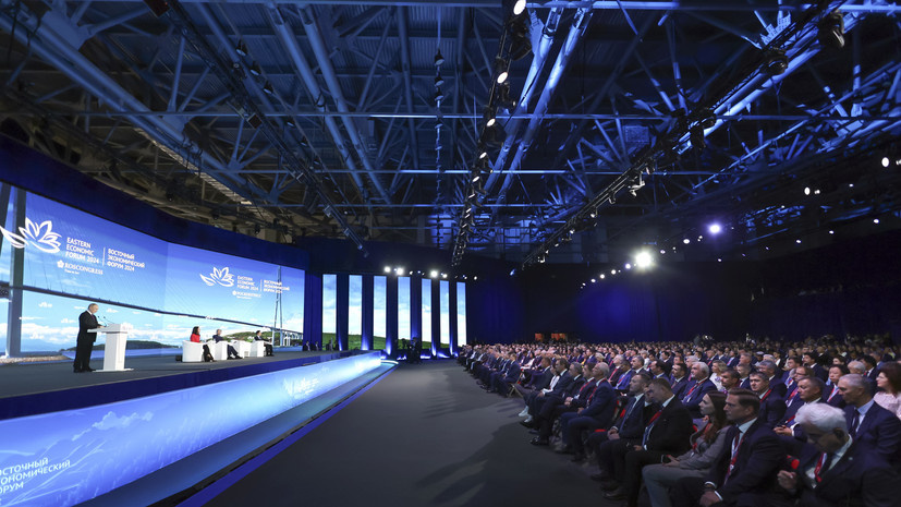     Пленарное заседание девятого Восточного экономического форума  Vyacheslav Prokofyev, Sputnik, Kremlin Pool Photo via AP