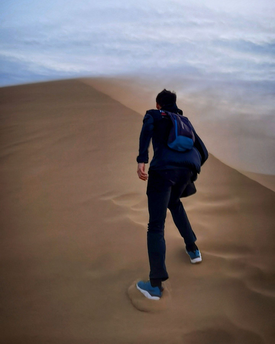 Это я стараюсь покорить бархан. У меня улетела кепка