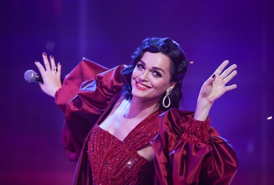    Певица Слава