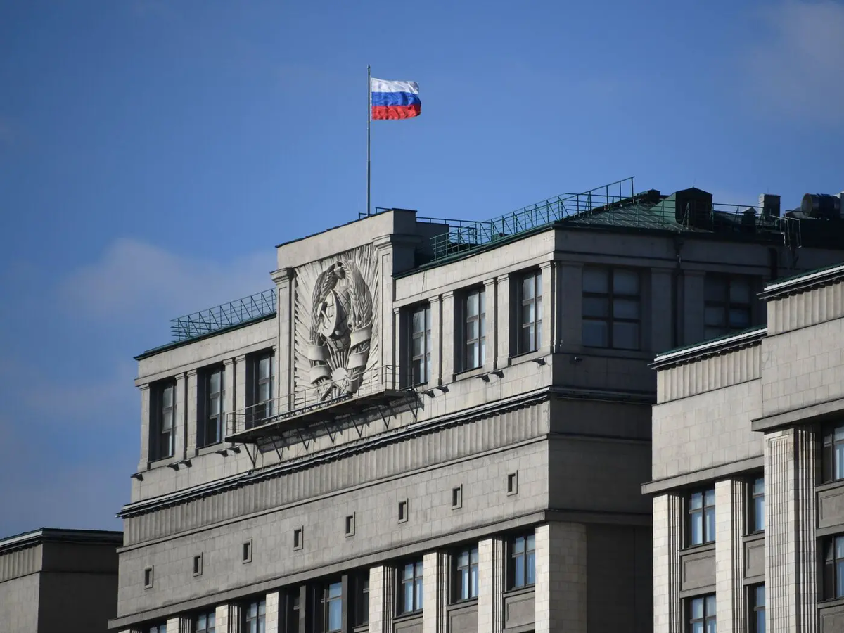 Флаг России на здании Государственной думы