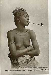 Женщина с курительной трубкой