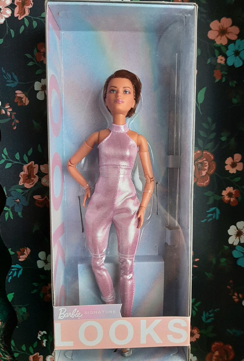 Виктория Лукс номер 22 - отзыв, обзор Барби Looks 2024, цена, где купить, скинтон, качество печати 