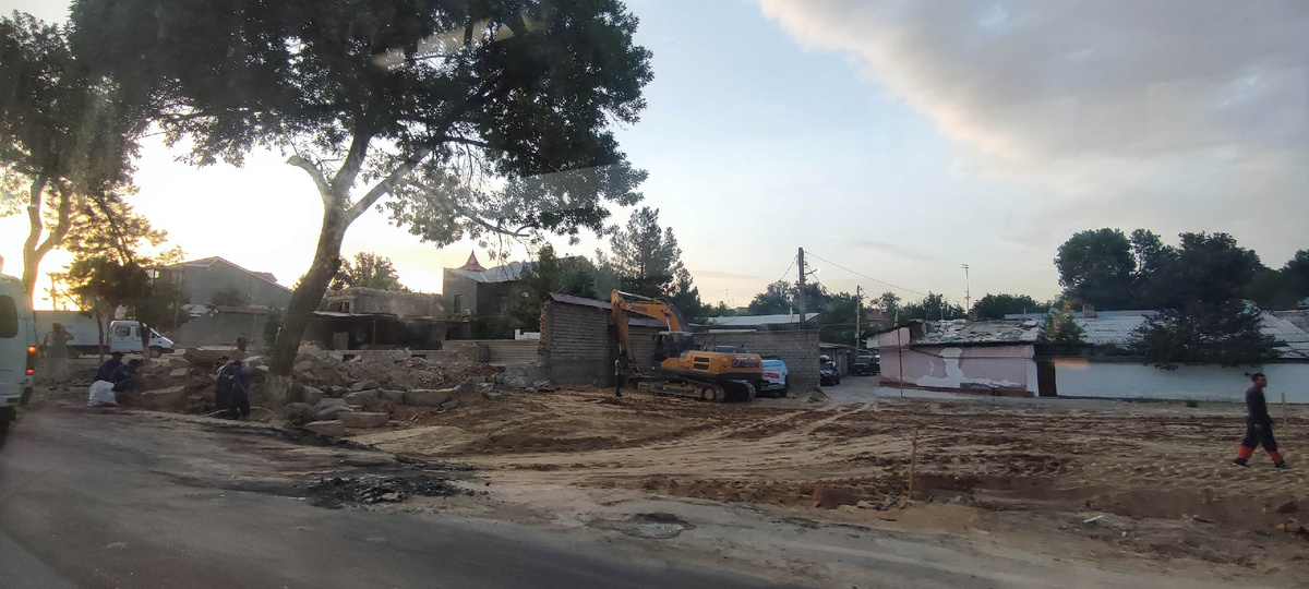 Вот такое мы наблюдали последние несколько месяцев: стройки повсюду, пыль, песок, вонь от строительных машин и шум. Это окружало нас повсюду. Неудивительно, что почти все в моём ташкентском окружении аллергики или астматики. Не думала, что это коснётся и нас