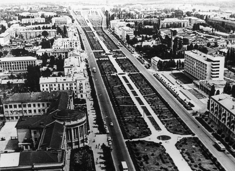 1950-е. ул. Красная от гостиницы Кавказ  до кинотеатра Аврора, который еще не построили! Снизу слева  Политехнический институт
