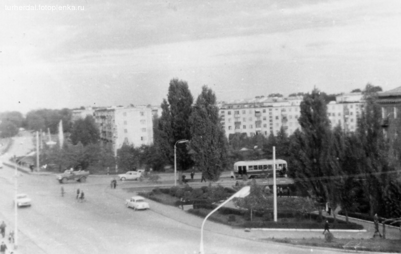 Пересечение улиц Красной и Офицерской. 60-е годы