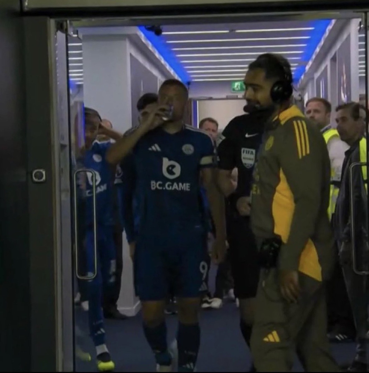 Варди пьет энергетик в перерыве матча