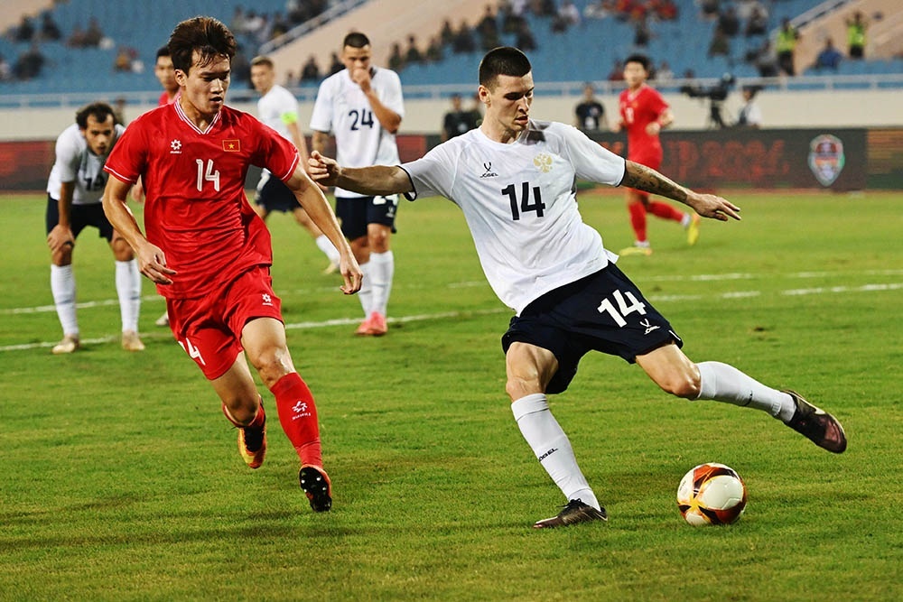    Евгений Морозов (на фото справа) провел не лучший матч и был заменен еще в первом тайме. / РИА Новости