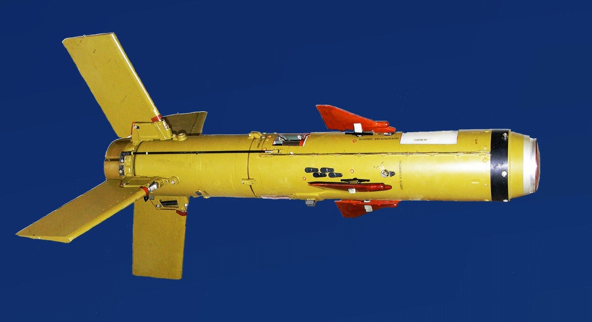 Управляемая ракета ( снаряд) 3М7. Диаметр-180мм; полетная масса- 54 кг. Кумулятивная БЧ обеспечивала пробитие 500мм гомогенной брони по нормали, что позволяло поразить броневую защиту любого ОБТ НАТО того периода.
