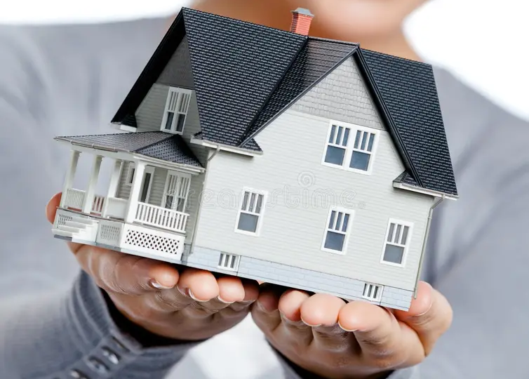 Как лучше оформить передачу квартиры: через дарственную или завещание?