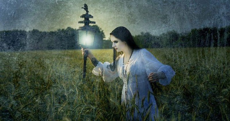 В небольшой, забытой всеми деревушке, окружённой густым лесом, жила девушка по имени Анна. Она была тиха, замкнута и жила одна в старом доме на окраине. Местные избегали её, считая странной, а в деревне давно ходили слухи, что её мать была ведьмой. 
Но никто точно не знал, правда это или нет. Анна никогда не выходила за пределы своего дома, а когда темнело, из её окон иногда пробивался тусклый свет, будто горели сотни свечей.

Однажды поздней осенью, когда ночи стали длинными, а воздух пропитался холодом, в деревню приехал человек. Это был исследователь, собиравший легенды о колдовстве и магии. Его звали Дмитрий, и его слухи о таинственной Анне сильно заинтересовали. Игнорируя предупреждения местных, он решил поговорить с ней и узнать правду.

Вечером, когда солнце уже скрылось за горизонтом, а луна едва показывалась из-за облаков, Дмитрий направился к дому Анны. Лес вокруг казался зловещим, деревья словно нависали над дорогой, шепча что-то в его сторону. В глубине души он чувствовал тревогу, но его исследовательское рвение толкало вперёд.

Подойдя к дому, Дмитрий постучал. Дверь медленно отворилась, и перед ним предстала Анна. Она выглядела худой, с бледным лицом и глубокими, печальными глазами. Не говоря ни слова, она жестом пригласила его внутрь.

Дом был тёмным, холодным, и, как ни странно, на стенах не было никаких свечей или ламп. Единственный свет исходил от камина, в котором едва горели угли. Дмитрий сел за старый деревянный стол, а Анна поставила перед ним чашку с чаем. 

Молчание затягивалось, но Дмитрий не мог больше ждать.

– Говорят, твоя мать была ведьмой, – начал он, пытаясь не выдавать свой страх. – И что ты продолжаешь её дело.

Анна подняла на него взгляд, и в её глазах мелькнула странная тень.

– Моя мать ушла давно, – прошептала она. – Но она не покинула этот дом.

Дмитрий не сразу понял смысл её слов, но вдруг почувствовал холод, пробравший до костей. Стены дома словно сжались, а воздух стал густым и тяжёлым. Он попытался подняться, но ноги не слушались. Внезапно он услышал шорох позади себя. Словно кто-то медленно, тяжело подходил к нему.

Повернув голову, он увидел в углу комнаты тень, неясную, но определённо человеческую. Фигура была высокая, с изогнутыми конечностями, и от неё исходило зловещее шипение. Она медленно двигалась к нему, тянув за собой длинные, когтистые пальцы.

– Это она, – прошептала Анна. – Она приходит каждую ночь. Я не могу её остановить.

Дмитрий судорожно пытался встать, но тело не подчинялось. Тень приближалась, её лицо стало видимым – это была женщина, но её кожа была растянутой, словно мёртвой, а глаза светились жутким, нечеловеческим светом. Лицо её было искажено ужасной злобой, и она прошептала так, что волосы на голове Дмитрия встали дыбом:

– Я видела тебя, и ты мой.

Фигура схватила его за плечи, и Дмитрий ощутил ледяную боль, пронизывающую всё тело. Его сознание начало угасать, а в ушах звучал шёпот, будто тысячи голосов одновременно произносили одно и то же заклинание. Он погружался в тьму, в бездну, из которой не было выхода.

На следующее утро местные нашли дом пустым. Анна исчезла, а Дмитрия так и не увидели больше. В деревне долго шептались, что ведьма вернулась и забрала его с собой. Но никто больше не осмеливался подходить к тому дому. В лесу, где стоял заброшенный дом Анны, теперь по ночам слышались голоса – тихие, шепчущие о чём-то зловещем.

Говорили, что если вглядеться в окно дома в полнолуние, можно увидеть Дмитрия, стоящего в углу, его глаза пусты, а тело – лишь тень, пленённая навеки в темноте.