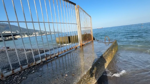 Черное море. Пляж гостиницы Ореанда, Ялта, Крым, обстановка в Крыму что происходит. Лето 2024 шум моря релакс ￼