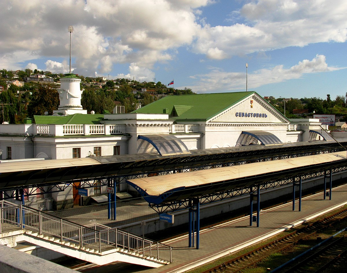 Севастополь. Вокзал. Фото с сайта https://ru.wikipedia.org/wiki/Файл:Севастопольский_вокзал,_2017_год.jpg. Взято с Яндекс.Картинки