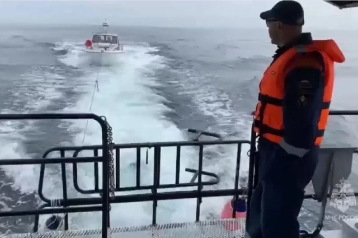    Спасатели помогли людям на потерявшем ход катере в Авачинском заливе