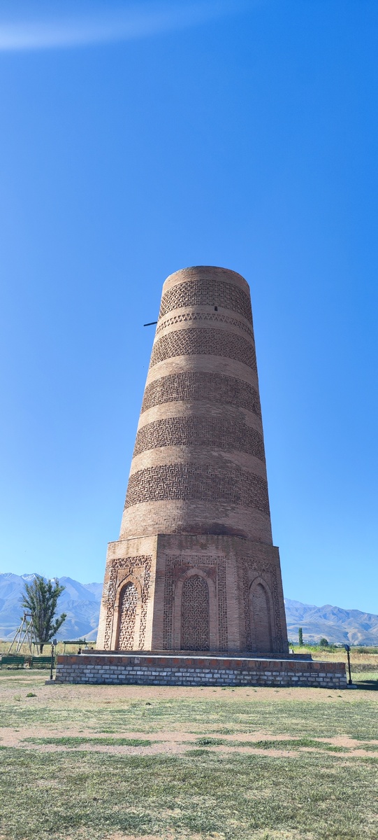 Башня Бурано, так же как и Пизанская, одним боком тянется к земле