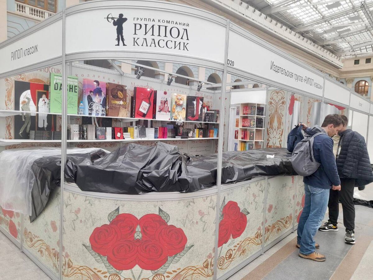 Фото из телеграм-канала издательства. На верхней полке как раз стоят джумби