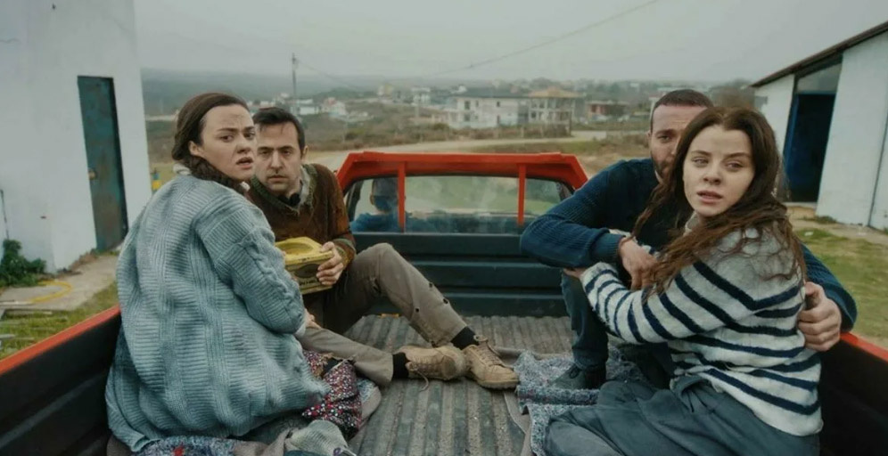 Гюль Айше с некровной семьей. Кадр из сериала "Жар-птицы"