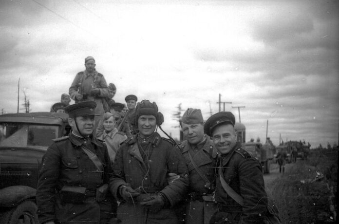 Август 1945 года. Сахалин. Колонна Красной Армии на марше. Фотокорреспондент Григорий Соколов (третий слева) с командирами.