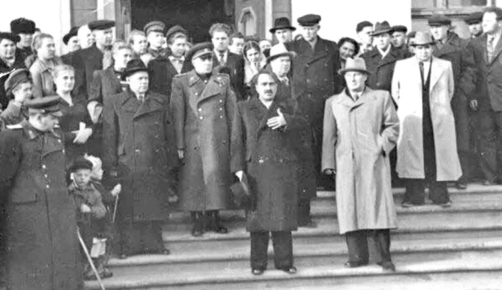 Октябрь 1954 г. Анастас Микоян выступает у здания Сахалинрыбпрома. 